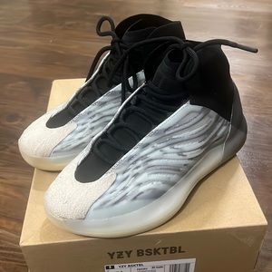 Authentic Yeezy Basketball “Quantum” Size 7.5